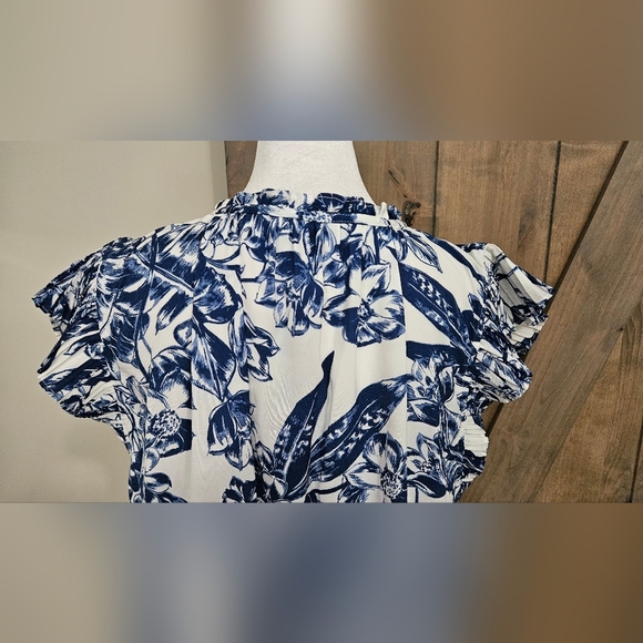 ABERCROMBIE Floral Flutter Sleeve V Neck Tie Front Blouse. Blue/white. S NWT - Picture 12 of 14